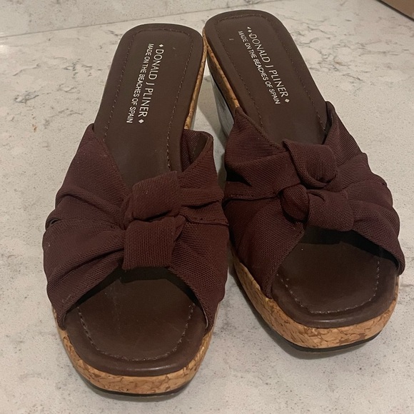 Donald J Pliner Size 9.5 brown wedge sandal - Picture 2 of 4